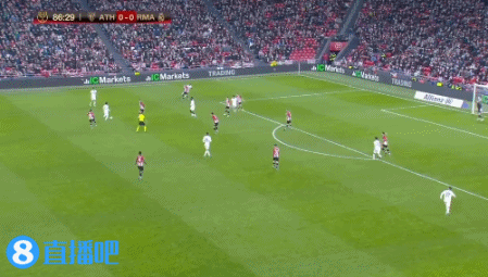 世体：小腿不适的莱万不会提前返回巴萨，他可以出战马耳他